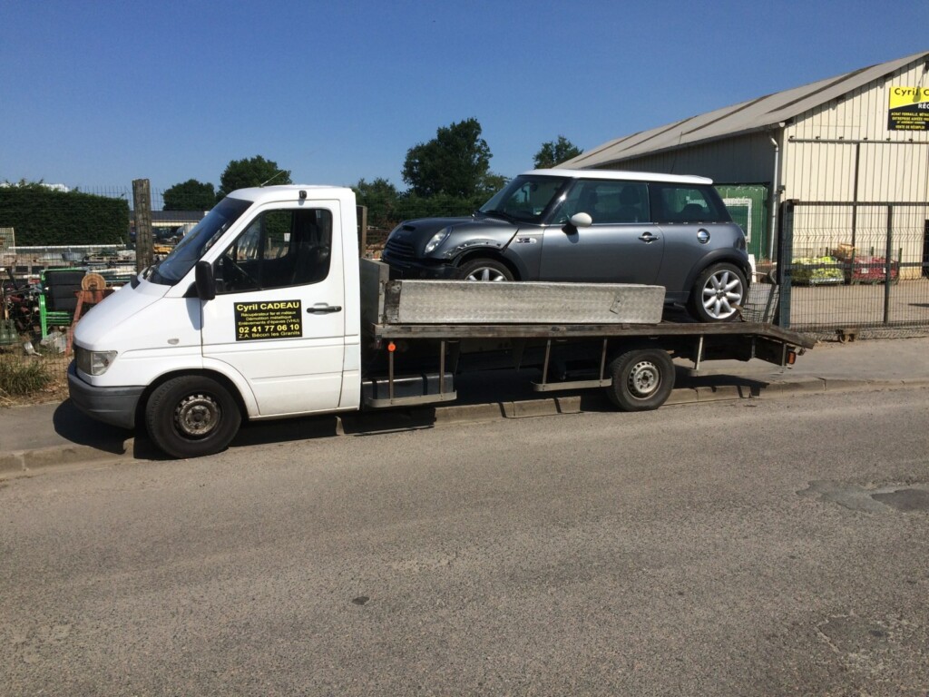 Cyril Cadeau Recuperateur De Ferrailles ANGERS Photo Camion Voiture